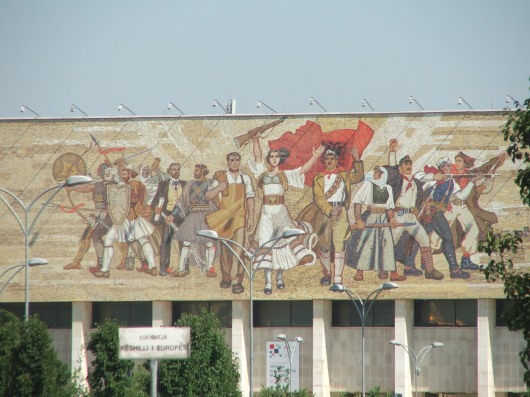 ציור קיר בטיראנה ,הבירה, שנותר מימי הקומוניזם